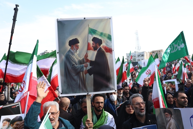 2026年3月9日，伊朗德黑兰，伊朗民众涌上街头举行集会，表达对伊朗新任最高领袖穆杰塔巴&middot;哈梅内伊的忠诚。 IC Photo